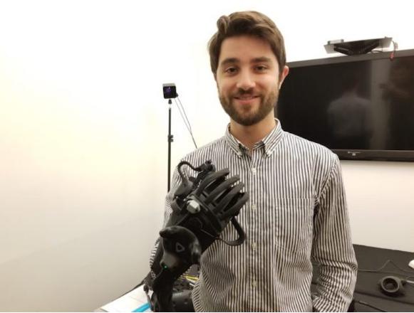 HaptX 首席執行官杰克魯賓與公司新的 HaptX Gloves HaptX 首席執行官杰克魯賓與公司新的 HaptX Gloves