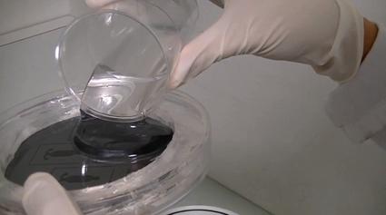 PDMS復制：在模具上澆注PDMS