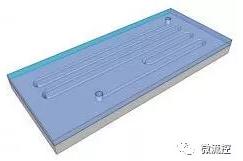 具有高寬高比微通道，采用玻璃基輸入輸出端口的硅基微流控芯片